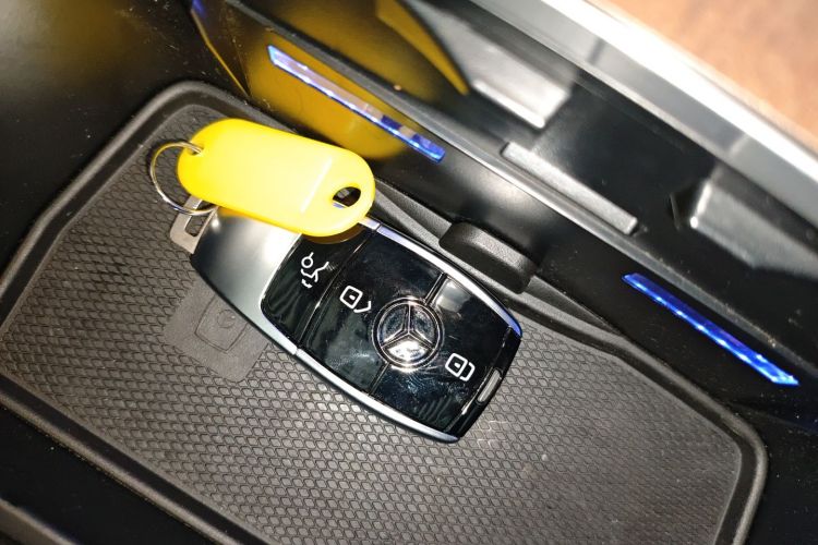 奔驰E级 2023款 E 300 L 豪华型中控内饰11