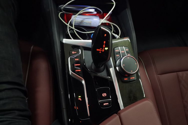 宝马5系 2022款 改款二 525Li M运动套装中控内饰18