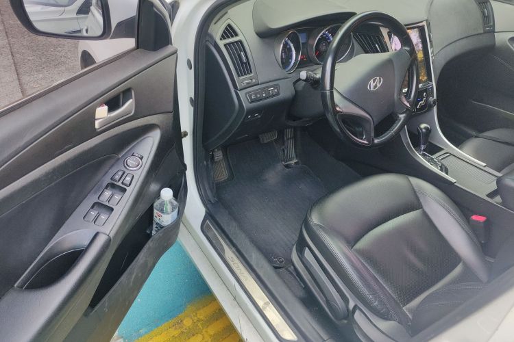 现代 索纳塔 2013款 2.0L 自动时尚版中控内饰20