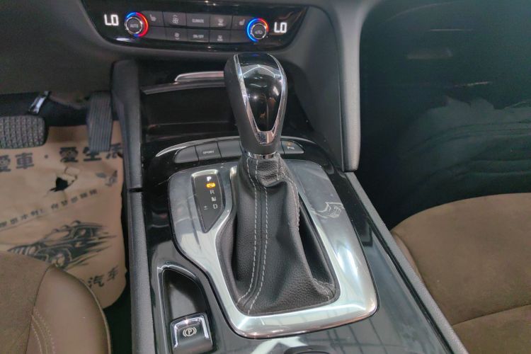 别克 君威 2017款 20T 豪华型中控内饰18