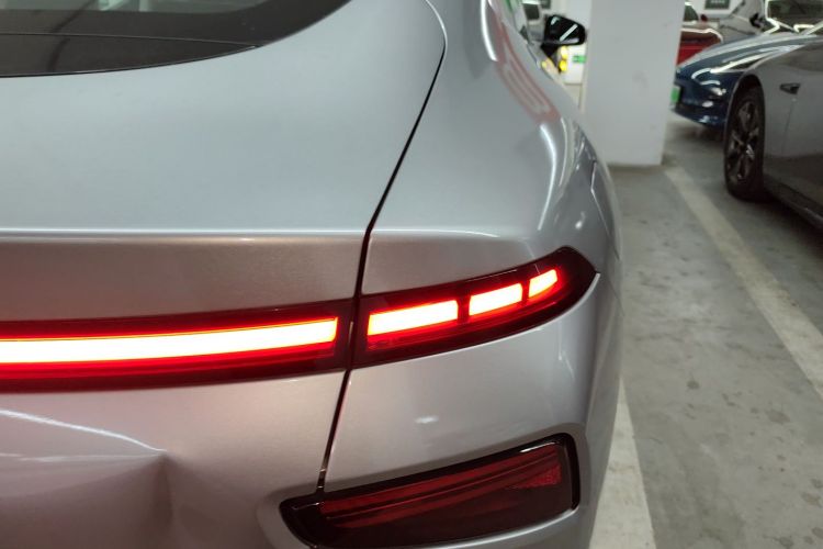 小鹏P7 2022款 625E车身外观9