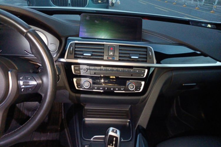 宝马3系GT 2019款 320i M运动套装中控内饰16