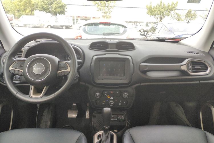 Jeep 自由侠 2018款 互联大屏版 180T 自动高能版中控内饰12