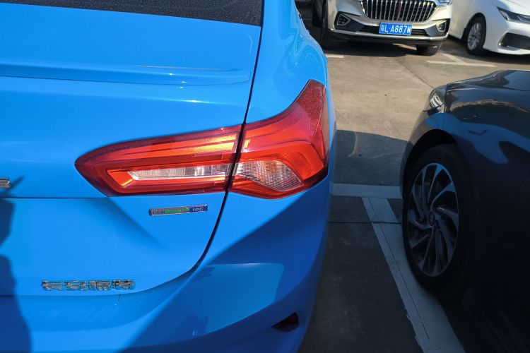 福特 福克斯 2022款 三厢 EcoBoost 180 自动ST Line车身外观9