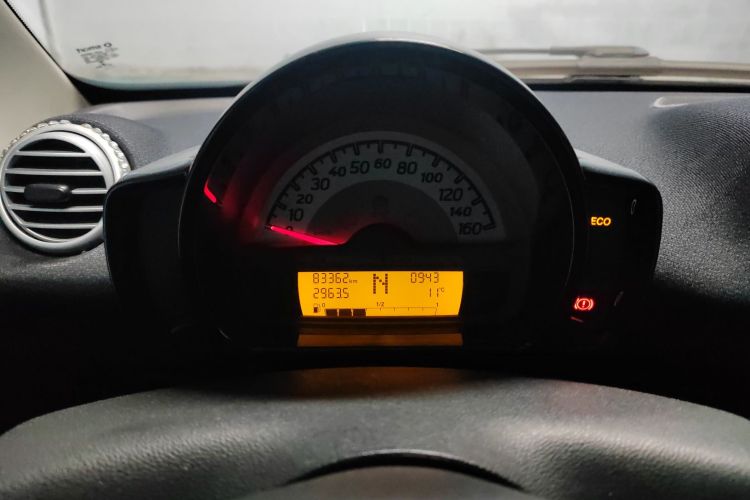 smart fortwo 2012款 1.0 MHD 硬顶舒适版中控内饰14