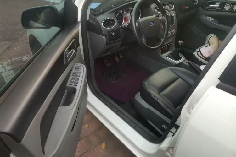 福特 福克斯 2013款 两厢经典 1.8L 手动基本型中控内饰20