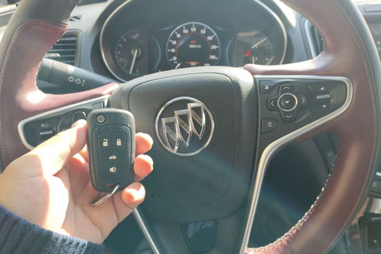 别克 君威 2014款 GS 2.0T 燃情运动版中控内饰11