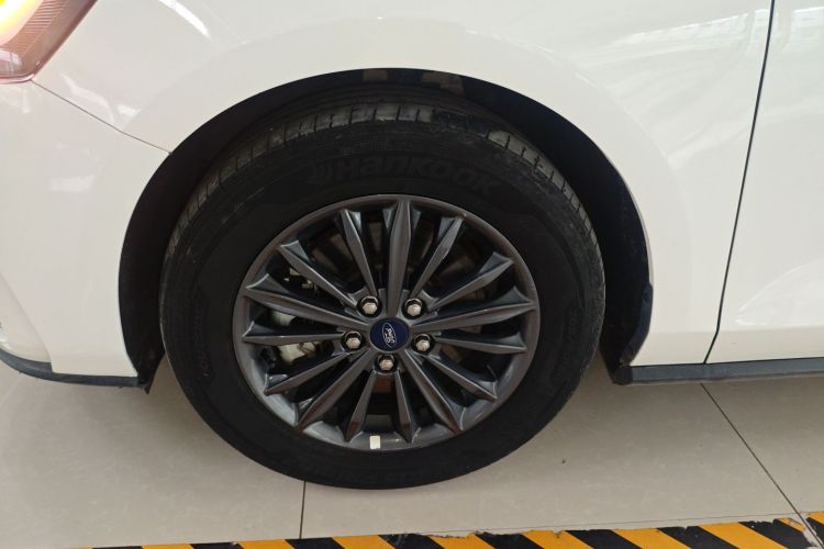 福特 福克斯 2022款 三厢 EcoBoost 180 自动竞速版车身外观35