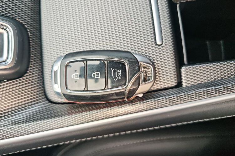 现代 胜达 2023款 旅行家 380T GDi 自动两驱GLX精英版中控内饰7001