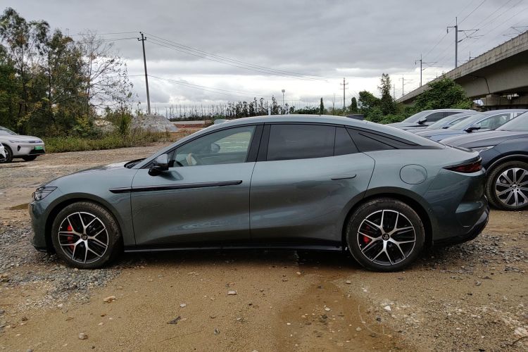 比亚迪 汉L 2025款 DM-p 四驱激光雷达旗舰型车身外观4