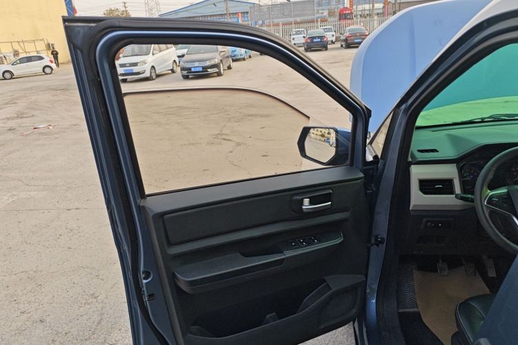 五菱汽车 五菱宏光PLUS 2020款 1.5L 手动舒适型 7座中控内饰47