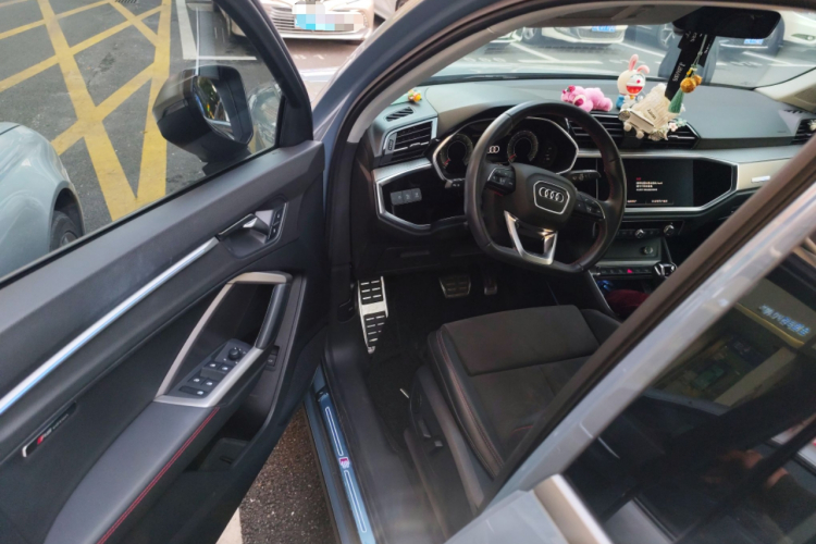 奥迪Q3 2022款 40 TFSI RS套件燃速型中控内饰20
