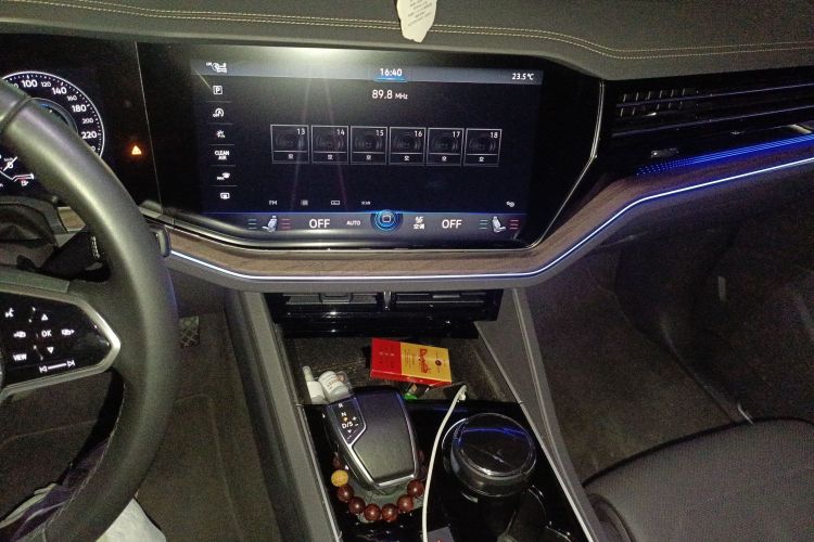 大众 途锐 2022款 3.0TSI 锐享版 曜黑运动套装中控内饰16