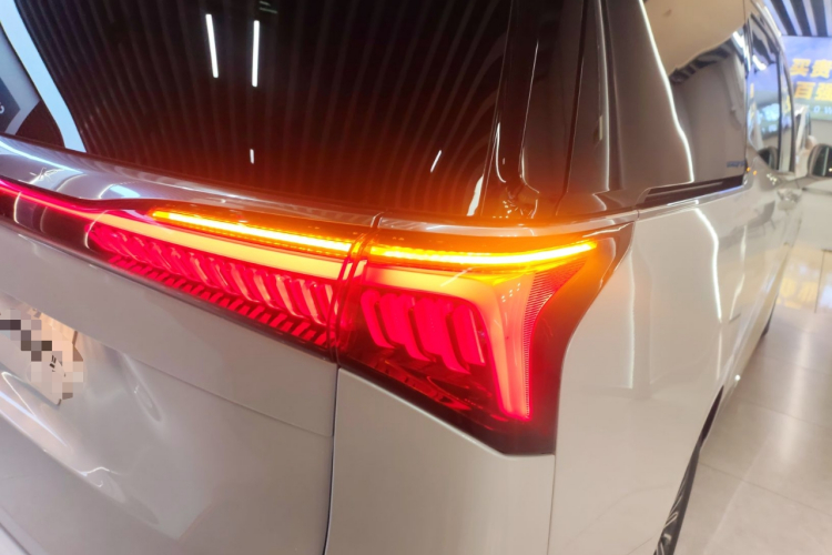 别克 世纪 2023款 2.0T 七座臻享款车身外观9