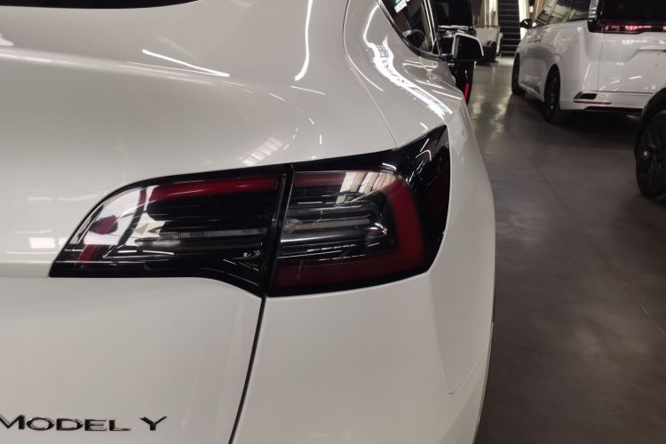 特斯拉 Model Y 2022款 后轮驱动版车身外观9