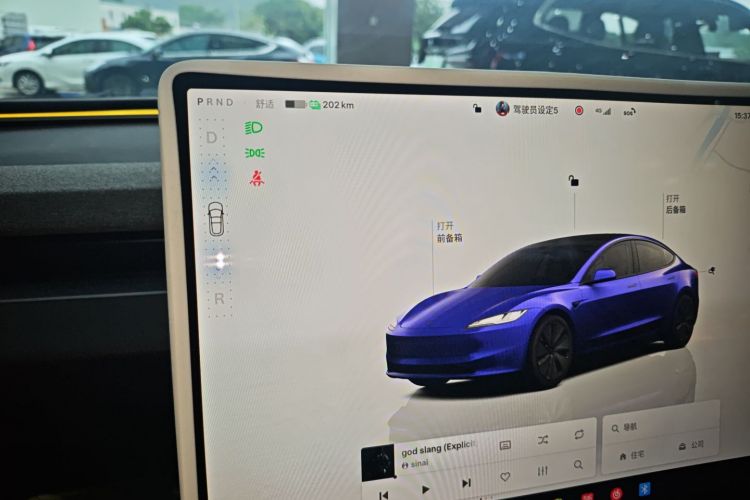 特斯拉 Model 3 2023款 后轮驱动版中控内饰18