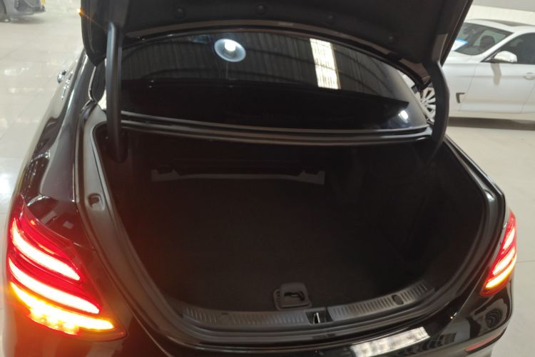 奔驰E级 2020款 E 300 L 运动豪华型局部细节23