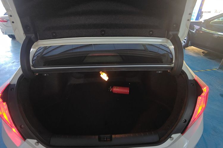 本田 思域 2016款 220TURBO CVT豪华版机舱底盘23