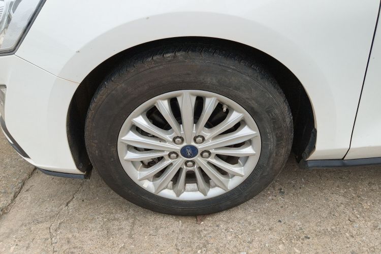 福特 福克斯 2019款 三厢 EcoBoost 180 自动锋潮型车身外观6007