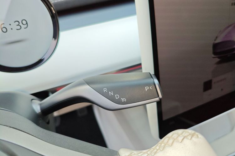 特斯拉 Model 3 2022款 后轮驱动版中控内饰18