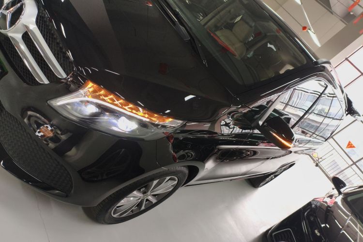 奔驰V级 2022款 V 260 领航版车身外观4