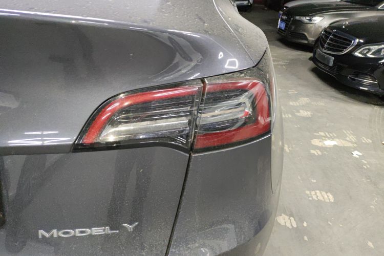 特斯拉 Model Y 2021款 长续航全轮驱动版 3D7车身外观9