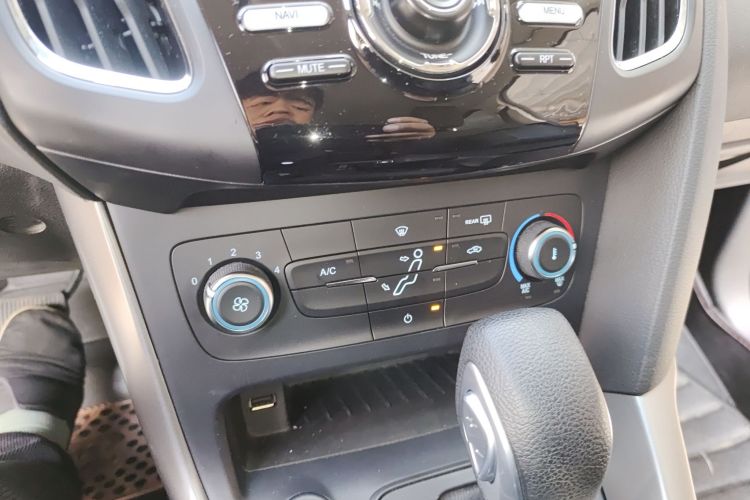 福特 福克斯 2015款 两厢 1.6L 自动舒适型局部细节16