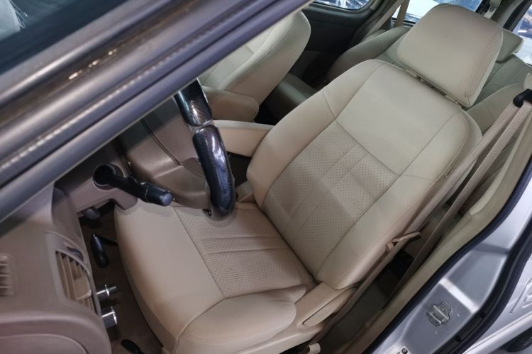 别克GL8 2014款 2.4L 经典版局部细节19