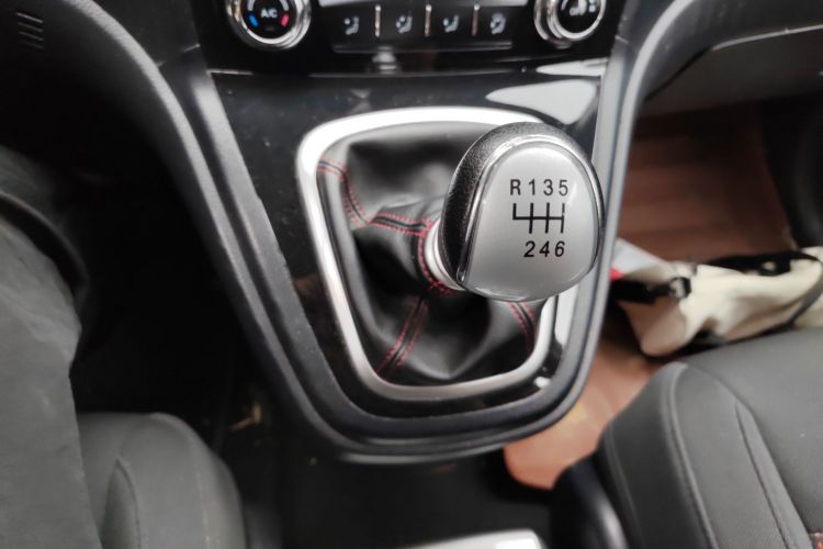 哈弗H6 2014款 升级版 2.0T 柴油 手动两驱都市型中控内饰18