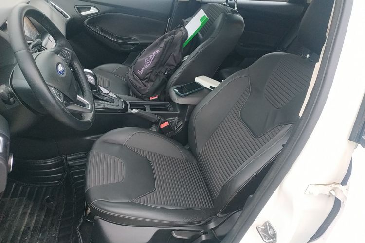 福特 福克斯 2015款 两厢 1.6L 自动风尚型中控内饰19