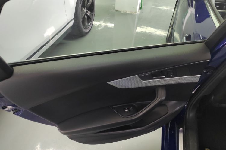 奥迪A4L 2017款 Plus 40 TFSI 进取型中控内饰7008