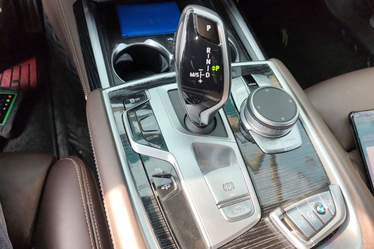 宝马7系 2019款 改款 740Li 领先型 M运动套装中控内饰18