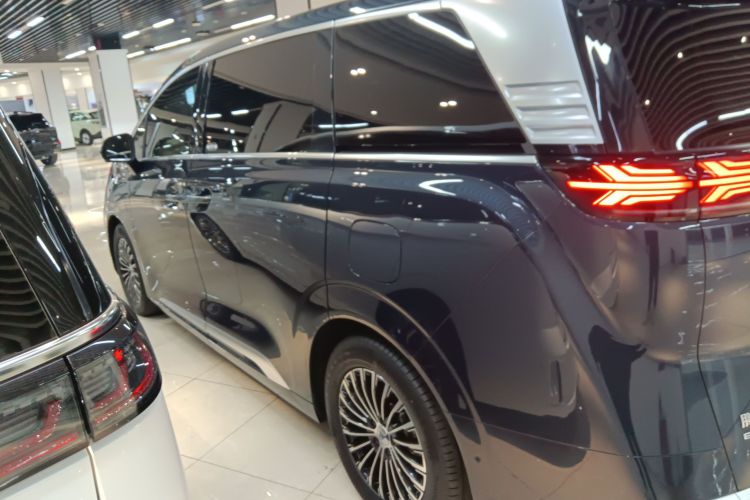 腾势D9 2022款 EV 600 四驱旗舰型车身外观4