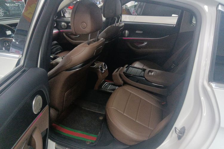 奔驰E级 2016款 E 300 L 运动豪华型中控内饰21