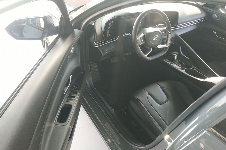 现代 伊兰特 2021款 1.5L CVT LUX尊贵版中控内饰20