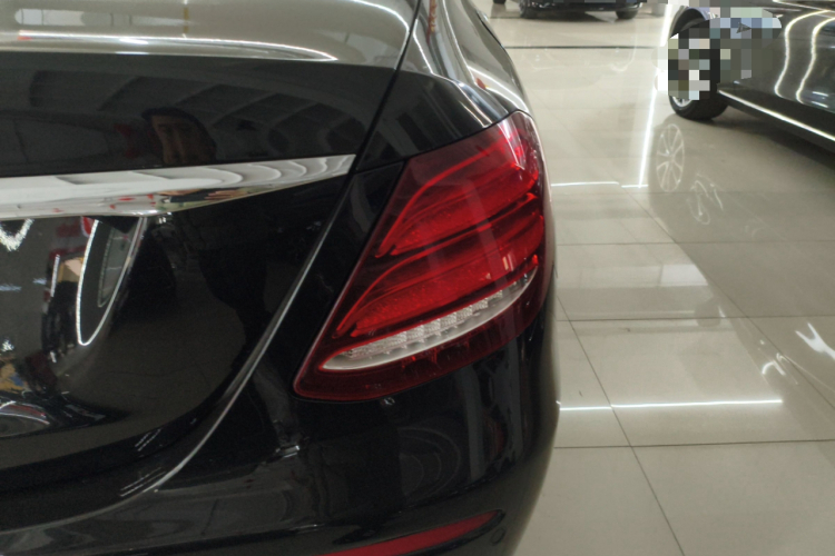 奔驰E级 2019款 改款 E 300 L 运动时尚型车身外观9