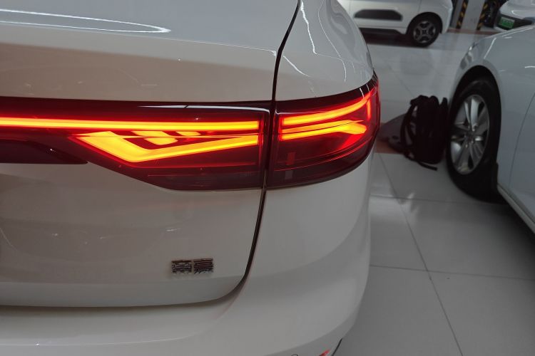 吉利汽车 帝豪 2023款 第4代冠军版 1.5L CVT尊贵型车身外观6006