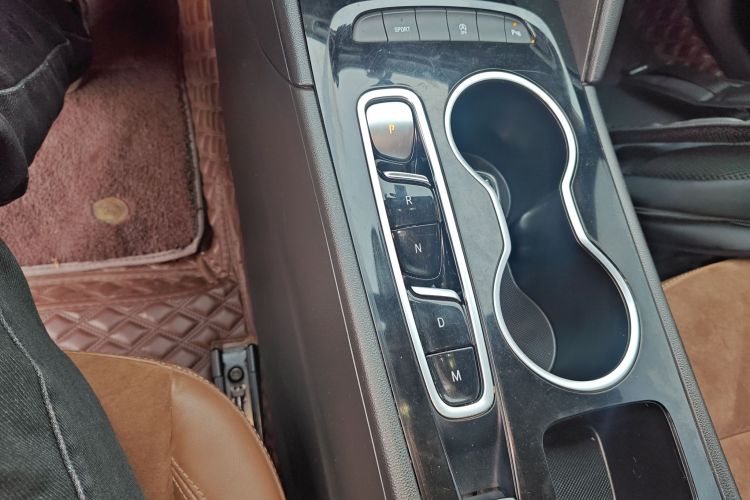 别克 君威 2020款 552T 豪华型中控内饰18