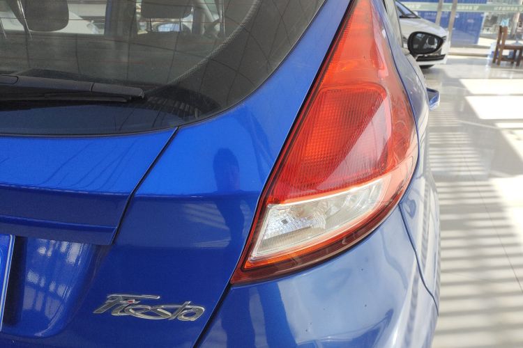 福特 嘉年华 2013款 两厢 1.5L 手动风尚型车身外观9