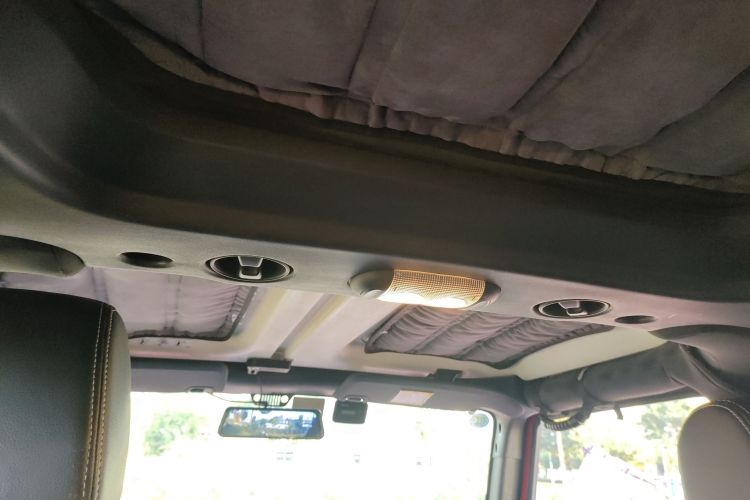 Jeep 牧马人 2014款 3.0L Sahara 四门版中控内饰22