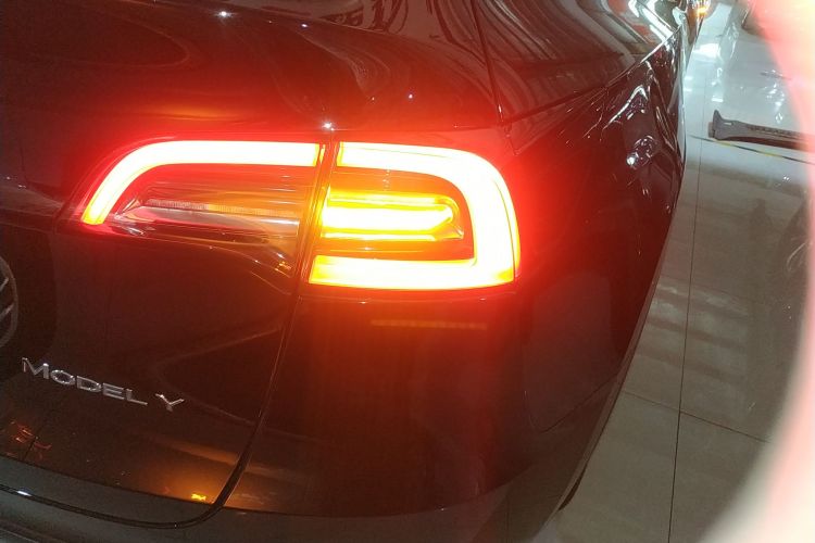 特斯拉 Model Y 2022款 改款 后轮驱动版车身外观9