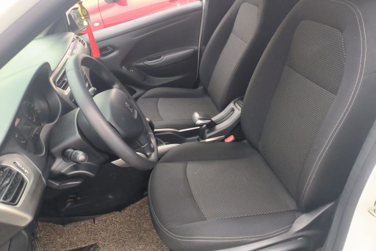 标致301 2018款 1.6L 手动舒适版中控内饰19