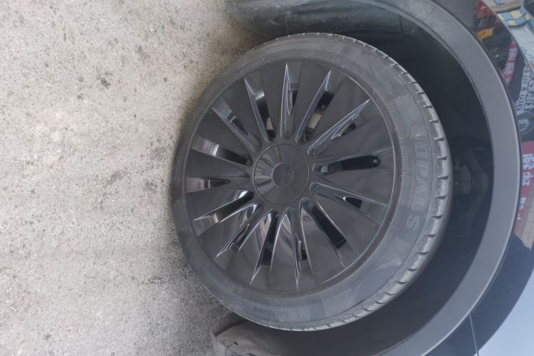 特斯拉 Model Y 2021款 标准续航后驱版车身外观10