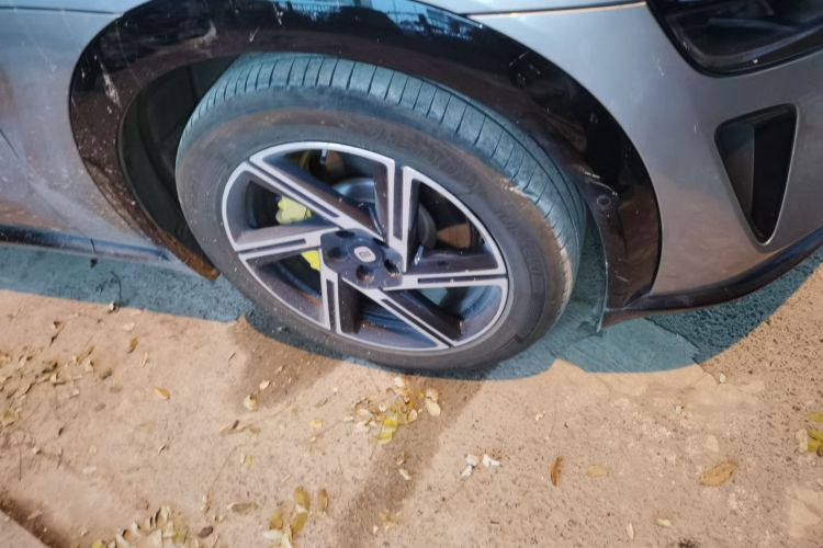 小米汽车 小米YU7 2025款 超长续航四驱Pro版车身外观10