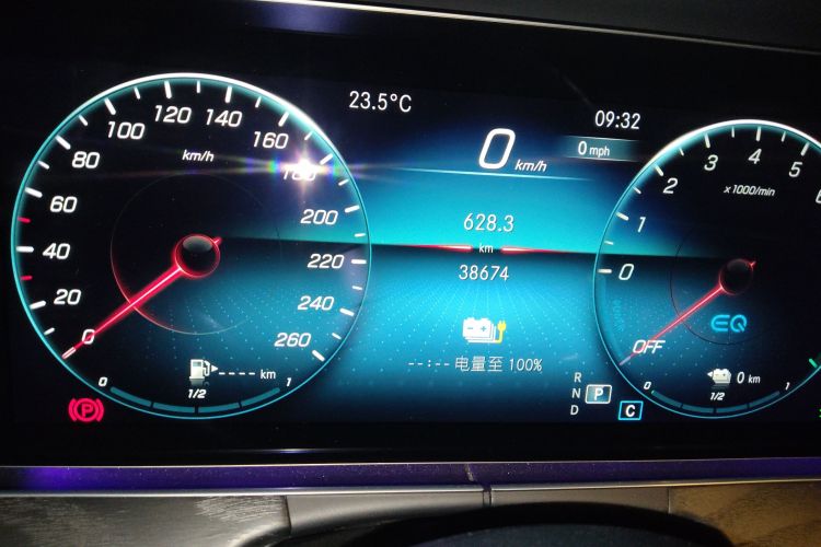 奔驰E级新能源 2023款 E 350 e L 插电式混合动力运动轿车局部细节14