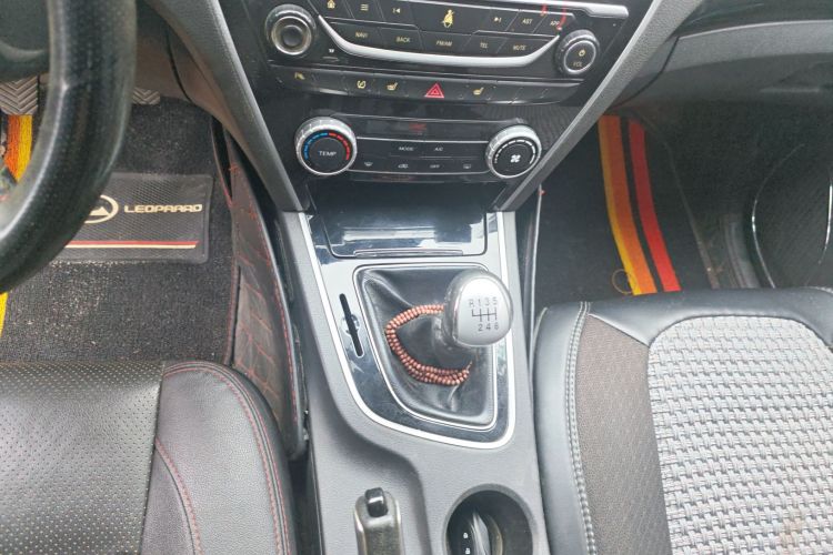 猎豹汽车 猎豹CS10 2015款 2.0T 手动至尊型中控内饰18