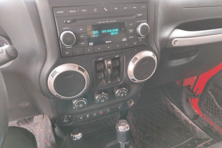 Jeep 牧马人 2017款 3.0L Sahara 四门舒享版中控内饰16