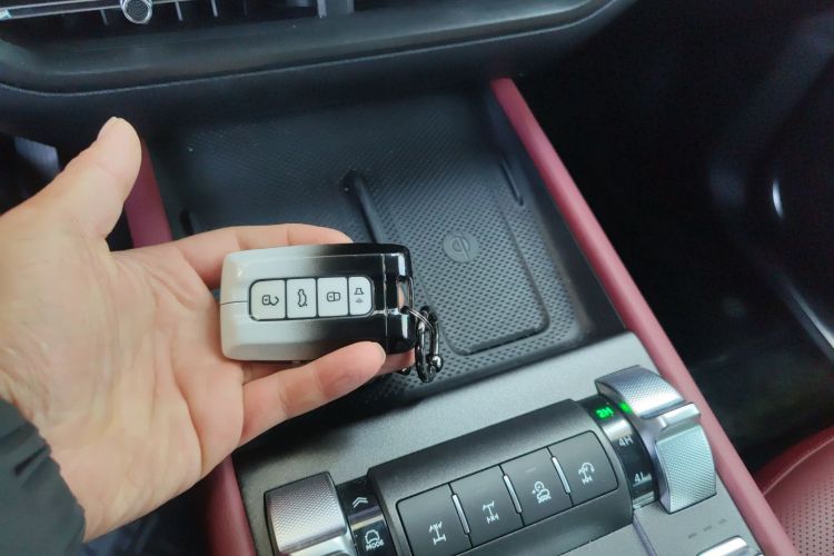 坦克300 2025款 2.0T 征服者中控内饰11