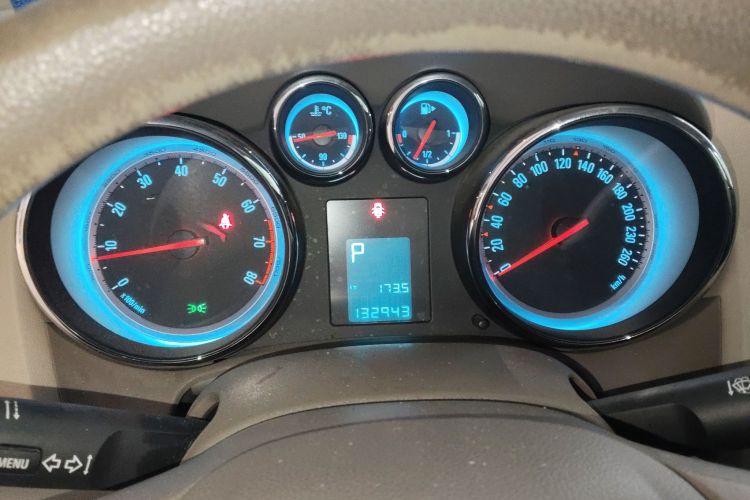 别克 英朗 2013款 GT 1.6L 自动时尚版中控内饰14