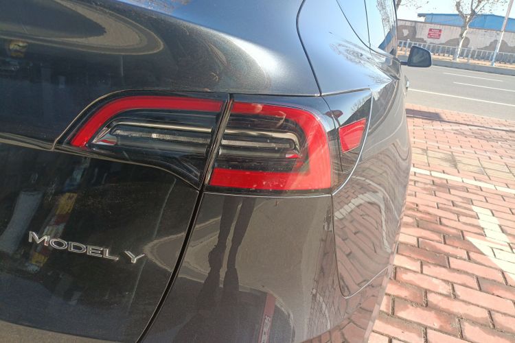 特斯拉 Model Y 2024款 后轮驱动版车身外观9